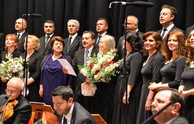 TÜRK SANAT MÜZİĞİ KOROSU KADINLAR İÇİN SÖYLEDİ